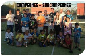 Foto de familia de todos los campeones del torneo escolar