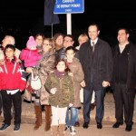 Foto de los presentes junto a la placa de la calle Bernat Pomar