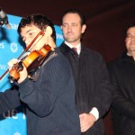 Un nieto de Bernat Pomar interpreta una pieza musical ante los presentes