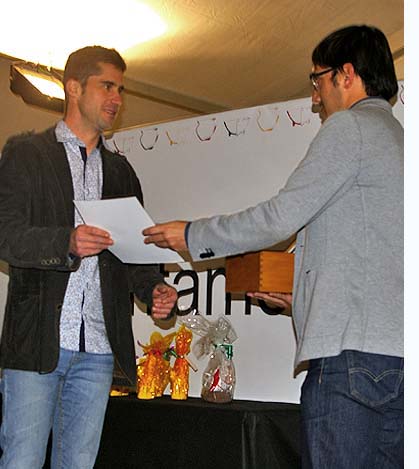 Iago Negueruela entrega el premio Benet Mas a Carlos Martínez