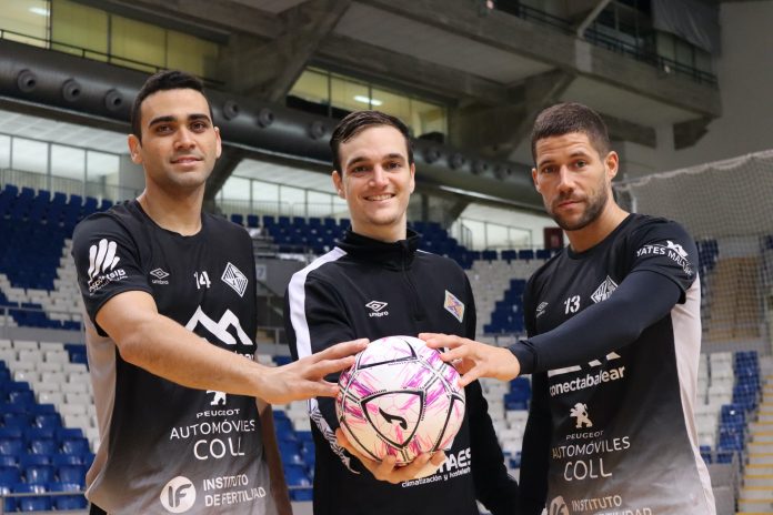 Tomaz-Pope-y-Raúl-Campos-posan-con-un-balón-en-la-pista-de-Son-Moix-