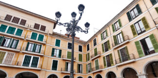 La Plaça Major de Palma acoge la fiesta del Orgullo en plena Guerra abierta con Ben Amics
