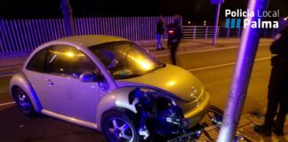 Choca contra una farola en Palma triplicando la tasa de alcohol