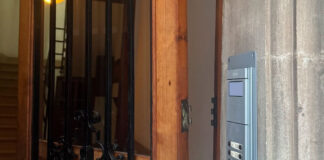 Un hombre ebrio arranca violentamente la puerta de un edificio en Bons Aires