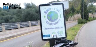 Un motorista huye tras chocar contra un panel publicitario en Palma