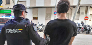 Choca contra otro vehículo en Palma y se lo lleva