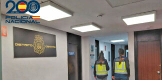 Queda con una mujer en Palma, la retiene en el hotel y le roba