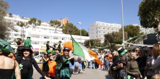 Saint Patrick tiñe Santa Ponça de verde