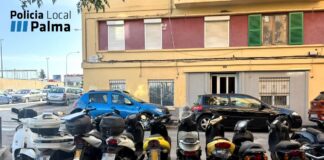 La Policía retira seis ciclomotores de un desguace ilegal en plena calle de Palma