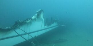 La APB coordina la reflotación del yate incendiado en Ibiza y la limpieza de aguas