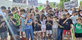 Más de 200 manifestantes exigen un nuevo colegio en Son Serra
