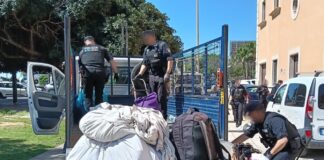 Golpe a la venta ilegal: incautan un camión lleno de material en Parc de la Mar