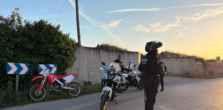 Un motorista kamikaze sin carné casi arrolla a dos familias con niños en Palma