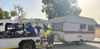 Retiran una caravana abandonada en la calle en Son Güells de Palma
