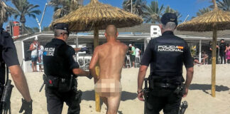 Denuncian a tres jóvenes austríacos por hacer nudismo en Platja de Palma