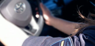Un conductor ebrio y sin carné se duerme en una furgoneta con el motor en marcha en mitad de una calle de Palma