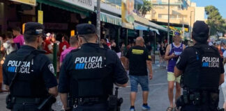 Un joven alemán destroza a codazos la ventanilla de un taxi en marcha en Platja de Palma