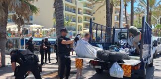 Desmantelados once puntos de venta ambulante ilegal en zonas turísticas de Palma