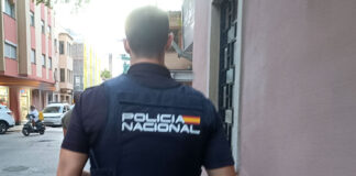 Un policía local fuera de servicio salva en Palma a su vecina de ser apuñalada por el cuidador de su hijo