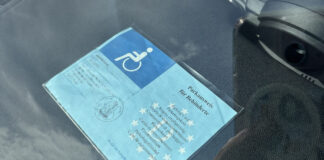 Cazan a una alemana en Palma con una tarjeta de aparcamiento para personas con movilidad reducida falsificada