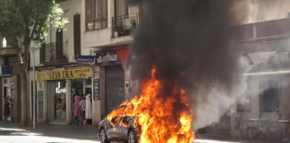 Pánico en Pere Garau: arde un coche junto al mercado