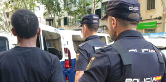 Un hombre apuñala a otro dos veces en un bus de Palma por llevar la música alta
