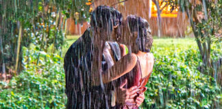 Manuel y Julieta se besan bajo la lluvia en ‘La Promesa’
