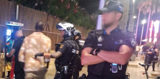 Más de 70 agentes toman la calle del Jamón contra la venta ilegal en Platja de Palma