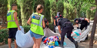 Casi 50 policías vacían s’Hort del Rei de venta ambulante ilegal