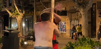 Ataca con un listón de madera y amenaza con matarle en Palma