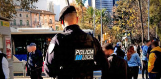Devuelven con su familia a una anciana desorientada tras dar tres vueltas en un bus de la EMT