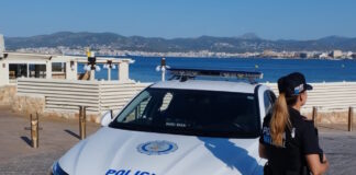 Un conductor ebrio lanza una botella de whisky a un coche de la Policía Local de Palma