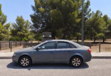 ¿Hasta cuándo estará un coche abandonado en la avenida Can Carbonell por su propietario y el Ayuntamiento?
