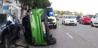 Vuelca tras salir despedido por el aire y destroza 3 coches en Palma