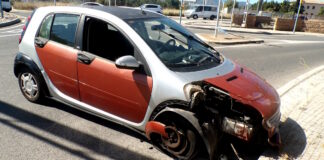 Una conductora de 80 años pierde el control del coche en Palma al salírsele un zapato de tacón desatado