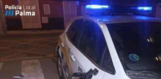 Choca contra la Policía Local de Palma en patinete sin casco, sin seguro y circulando con acompañante