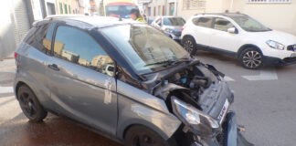 Una conductora ebria se salta un ceda el paso, embiste a un cuadriciclo y empotra su coche entre dos vehículos en Palma