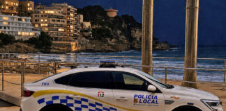 Un grupo de ciudadanos acorralan y retienen a dos argelinos tras robar a unos bañistas en Cala Major