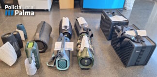 La Policía Local requisa 18 altavoces y desmonta ‘barras’ clandestinas en la Platja de Palma