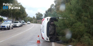 Vuelco espectacular en Palma tras embestir a un coche que giraba