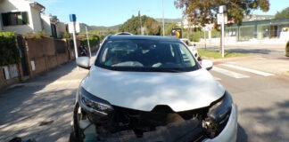 Un despiste provoca un aparatoso choque contra un pilón en el camí de Gènova