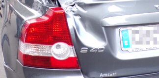 Una puerta suelta de un camión frigorífico golpea a 3 coches aparcados en Son Castelló