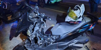 Un motorista ebrio y sin carné se estrella contra un taxi parado en el paseo Marítimo