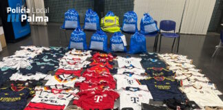 Intervienen bolsos de lujo y camisetas oficiales falsificadas en Platja de Palma