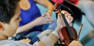 La música de la Sinfónica alegra la Unidad de Pediatría de Son Espases
