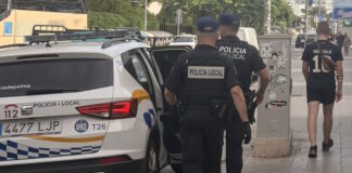 Detenidos tres jóvenes por robar la mochila de un bañista en Platja de Palma